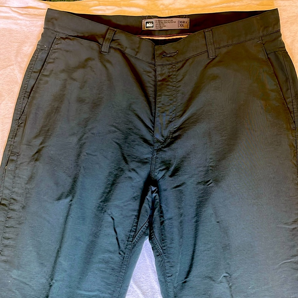 REI men’s pants. 36x30 Multiple pockets, gusseted crotch very lightweight.